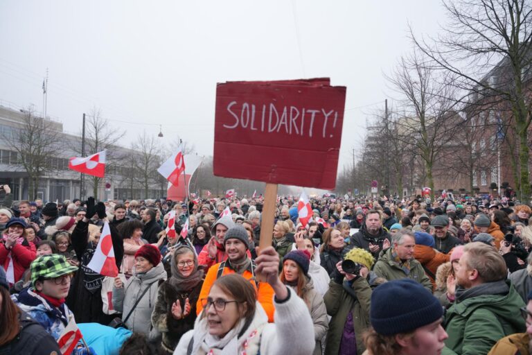 Miles marchan en Dinamarca: ‘Groenlandia no está en venta