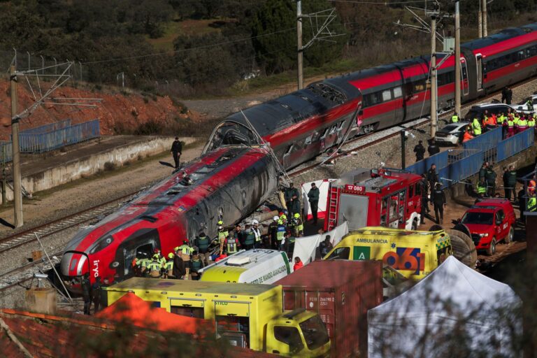 Tragedia ferroviaria en España: al menos 39 muertos y más víctimas esperadas tras colisión de trenes de alta velocidad