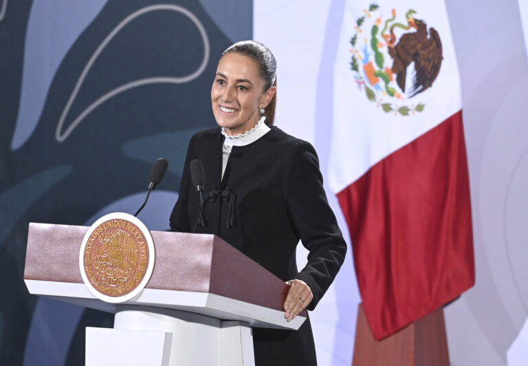 Sheinbaum desmiente pacto con Trump sobre Cuba y anuncia ayuda humanitaria desde México