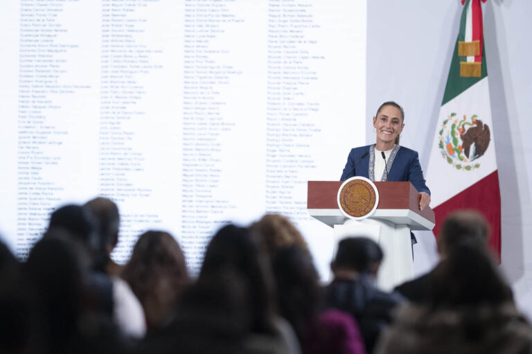 Sheinbaum Exige a EEUU Frenar el Tráfico de Armas y Desmiente a Trump: “México No está Gobernado por Cárteles”.