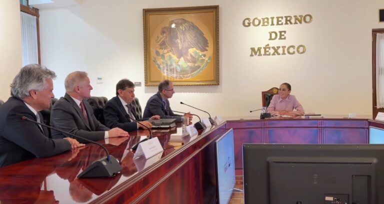 México firma acuerdo con Moderna para producir vacunas de ARN mensajero en territorio nacional