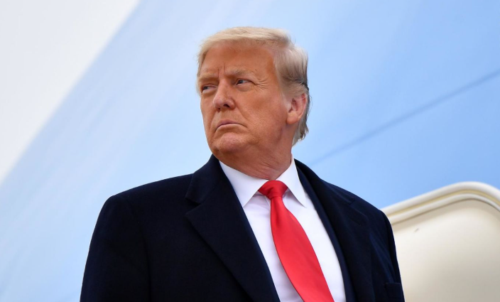 Trump amenaza con demanda a comediante Trevor Noah por broma sobre Epstein en los Grammy