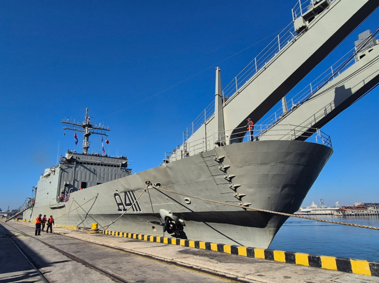 Dos buques de guerra mexicanos descargan 814 toneladas de esperanza en el puerto de La Habana