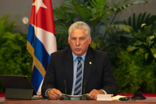 Dos siluetas grises rompen el cerco petrolero frente a La Habana al amanecer