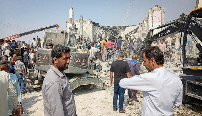 Misil israelí arrasa escuela en Irán: 108 niñas muertas y decenas bajo escombros