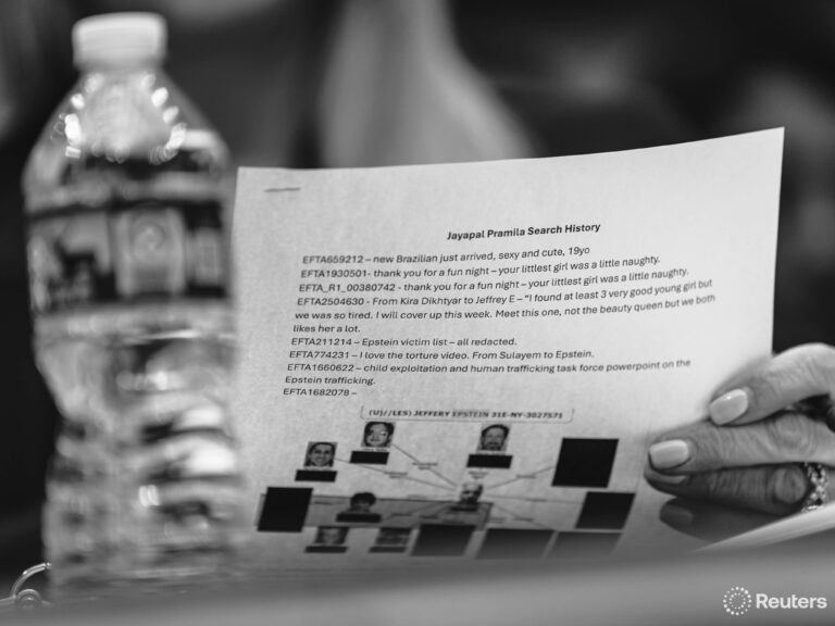 Una carpeta negra expuso el espionaje del DOJ a legisladores investigando los archivos Epstein