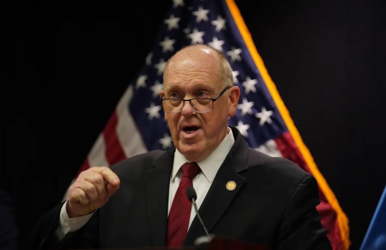 Retirada Relámpago: 700 Agentes Federales Abandonan Minneapolis Tras Sangrientas Protestas Migratorias