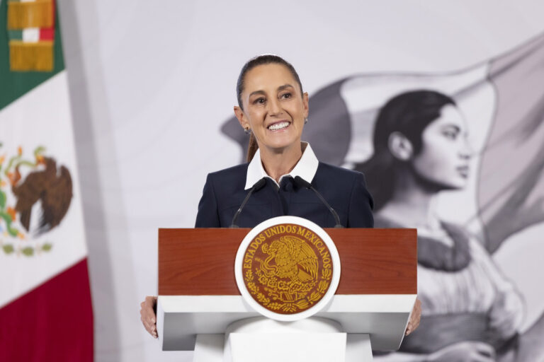 Sheinbaum presenta Plan B de reforma electoral: tope a congresos, menos regidores y consultas ciudadanas.