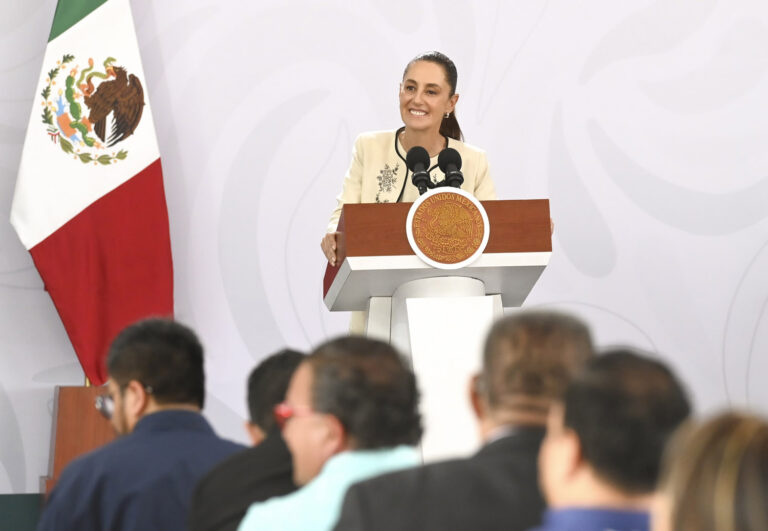 Sheinbaum anuncia que Plan B también revisará salarios “desproporcionados” de consejeros del INE.