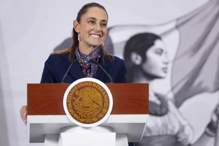 Sheinbaum responde a Máynez: “Cree que hablo con AMLO todos los días para que me diga qué hacer”.