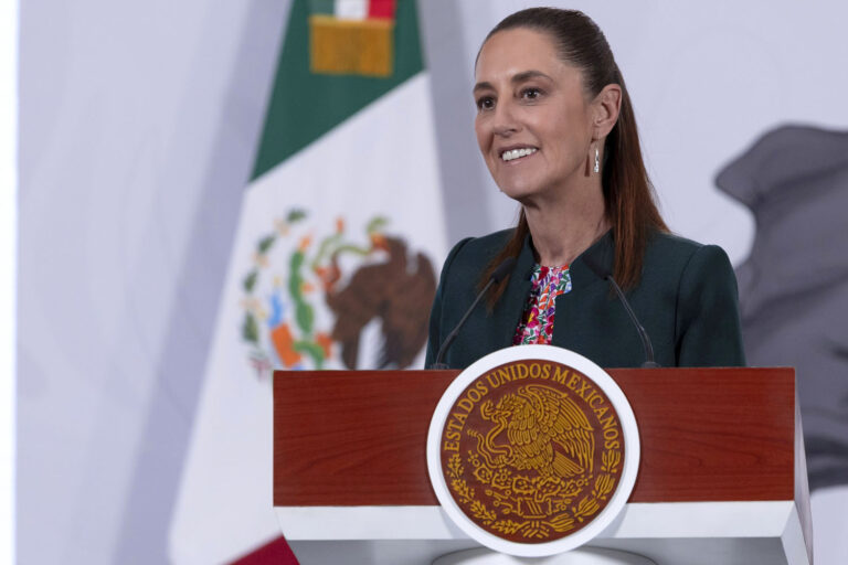 Sheinbaum revira contra Calderón: “Su única obra fue la Estela de la Corrupción, la suavicrema”.