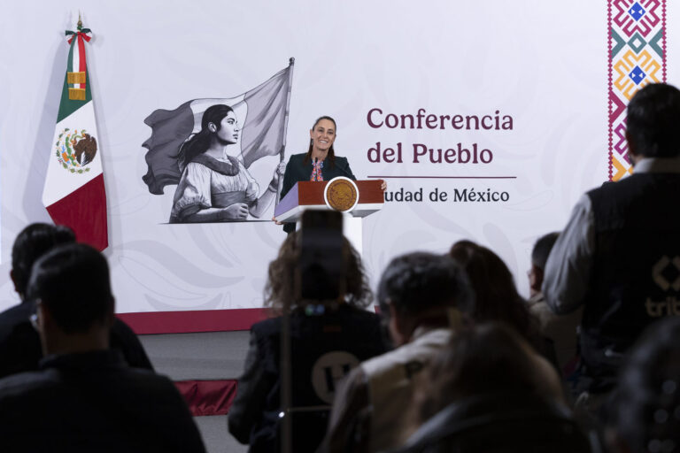 Sheinbaum defiende las mañaneras: “Son el espacio para rebatir las mentiras de los medios de derecha”.