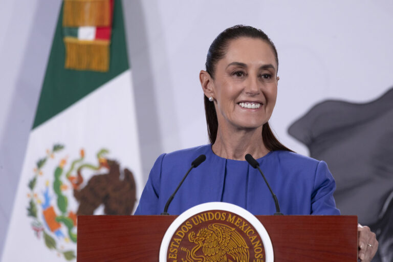 Sheinbaum acusa a gasolineros de aprovechar la guerra para subir precios