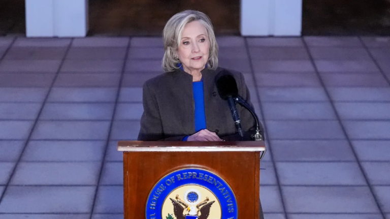 Las nueve horas que sacuden a los Clinton: videos secretos muestran su interrogatorio por el caso Epstein