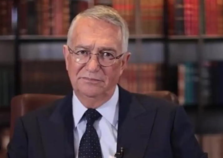 El dueño de Elektra replicó su propio modelo de pagos: abonos “chiquitos” para salir de una deuda monumental con el fisco.