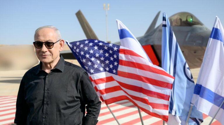 Netanyahu posa con un caza F-22 y agradece a Trump: “Juntos alcanzaremos nuestras metas”.