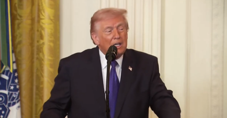 Trump exige rendición total de Irán y anuncia que elegirá a su nuevo líder.