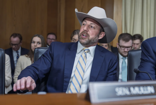 Trump nombra a exluchador de MMA y sombrero vaquero para dirigir Seguridad Nacional.