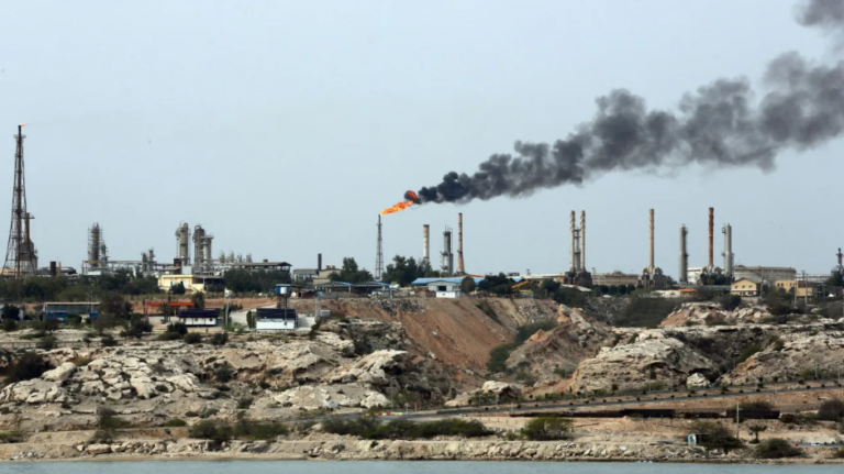 Irán advierte: si atacan nuestras instalaciones, convertiremos en cenizas la infraestructura petrolera de EE.UU. en la región.