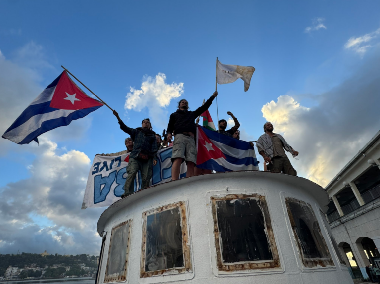 Bajo escolta naval: la flotilla que desafía sanciones y toca tierra cubana