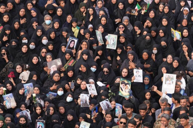 Irán entierra a 171 mártires de Minab: el mundo presencia el funeral de las niñas asesinadas en su escuela