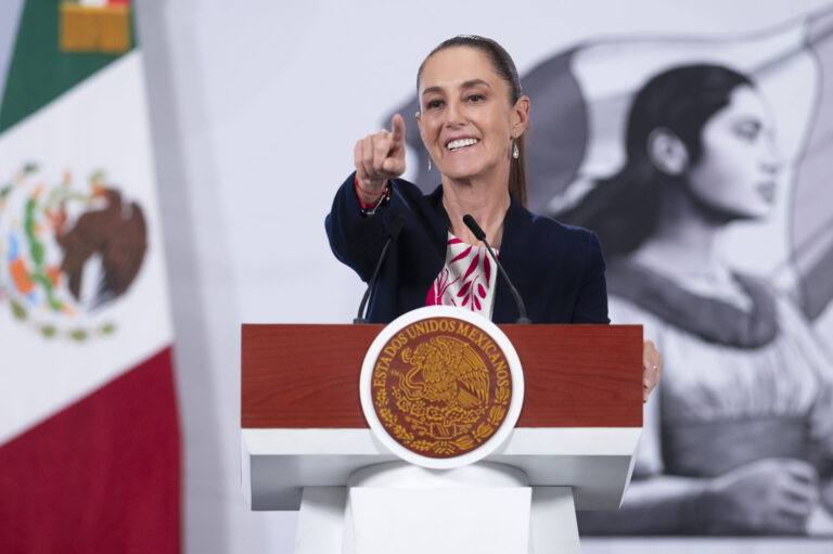Sheinbaum acusa a TV Azteca de mentir sobre el derrame y arremete contra sus “ataques permanentes”