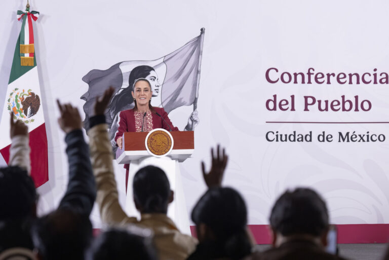 Sheinbaum acusa a medios de ser “propaganda política” y defiende la mañanera como su derecho de réplica