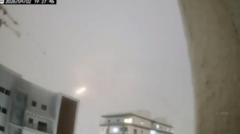Petah Tikva en llamas: misil iraní impacta en el centro de Israel