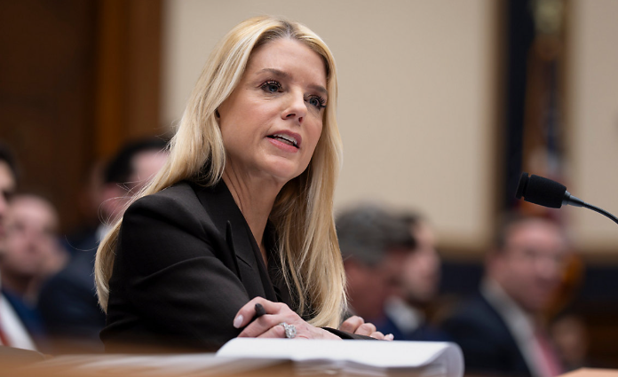 Trump destituye a Pam Bondi por “falta de agresividad” y nombra a su abogado defensor