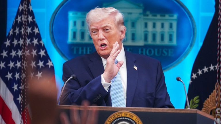Trump anuncia “cambio de régimen” en Irán y dice que EE.UU. trabajará “estrechamente” con el nuevo gobierno