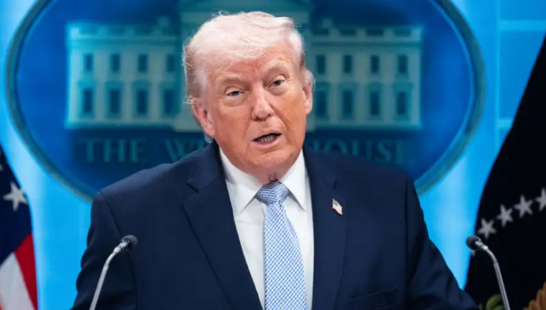 Trump amenaza con aranceles del 50% a quienes vendan armas a Irán y anuncia “cambio de régimen muy productivo”