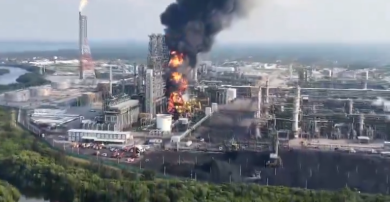 Fuego en Dos Bocas: coque ardiendo deja muertos fuera de refinería