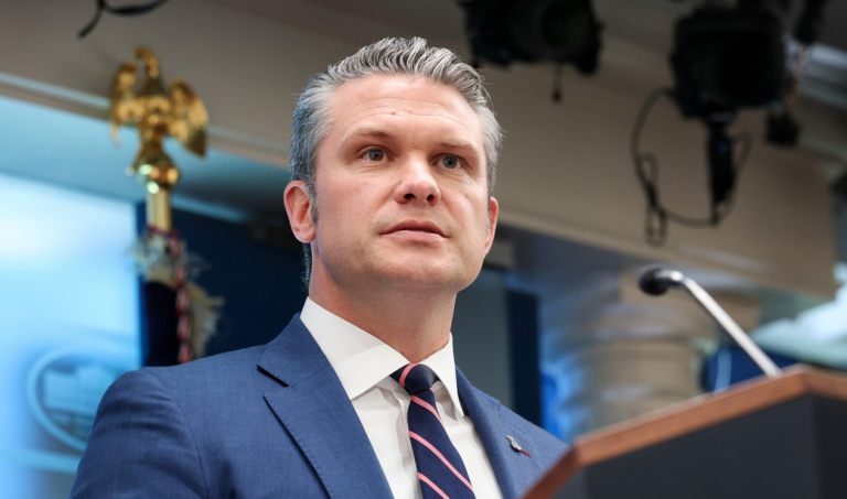 Demócratas acusan a Hegseth de crímenes de guerra e impulsan su destitución