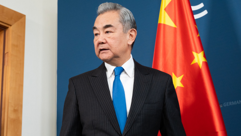 China desafía a EE.UU. y respalda a Irán tras cruzar el estrecho de Ormuz