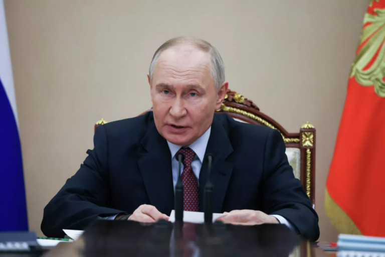 Putin ordena avanzar zona de seguridad en frontera con Ucrania