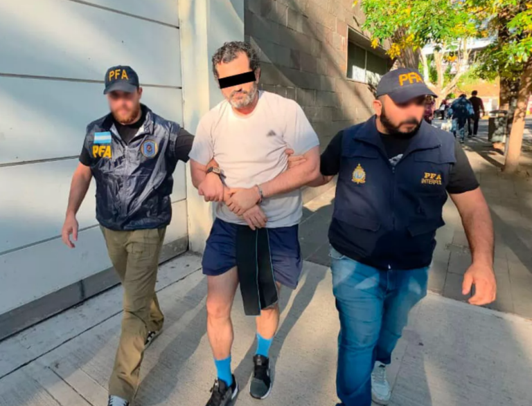 Capturan en Argentina a contralmirante mexicano prófugo por red de contrabando de combustible