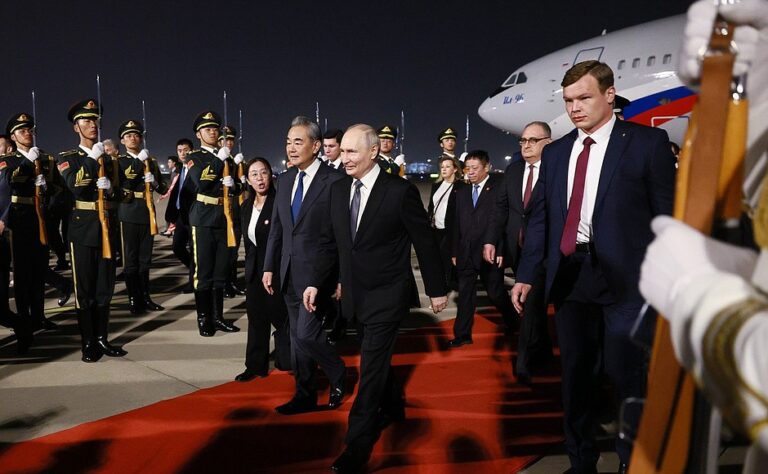 El precio de la subordinación: Putin busca en Beijing oxígeno para su economía bloqueada