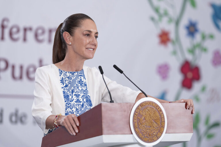 Sheinbaum blinda a la 4T frente a señalamientos de EE.UU. y acusa embestida de la derecha internacional