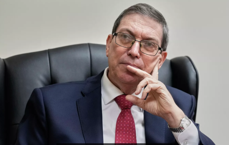 Cuba denuncia cerco petrolero criminal mientras Washington amenaza con desplegar su poderío naval