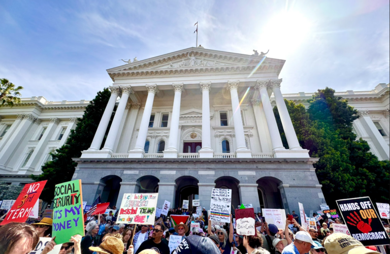 Trabajadores inmigrantes ocupan el Capitolio de California y exigen protección económica urgente ante las redadas de Trump