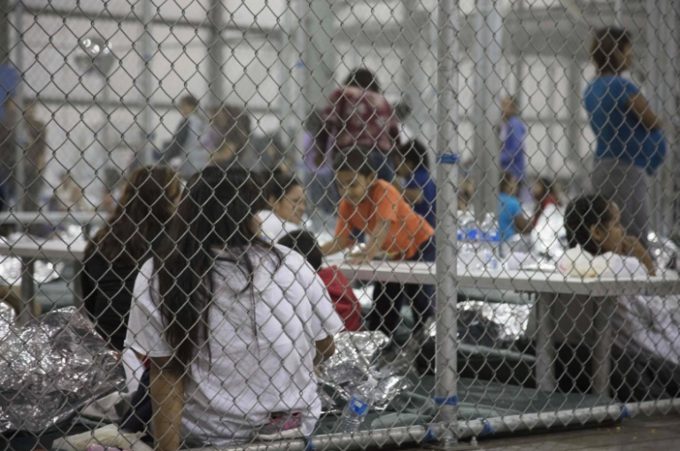 El vacío normativo global que ampara el confinamiento de la niñez migrante en el norte
