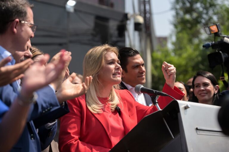 Dignidad o estrategia: Maru Campos llega a la FGR y no declara