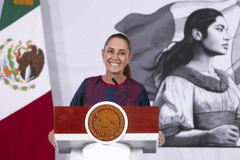 Salario histórico: Docentes triplican ingreso tras reforma laboral de Sheinbaum
