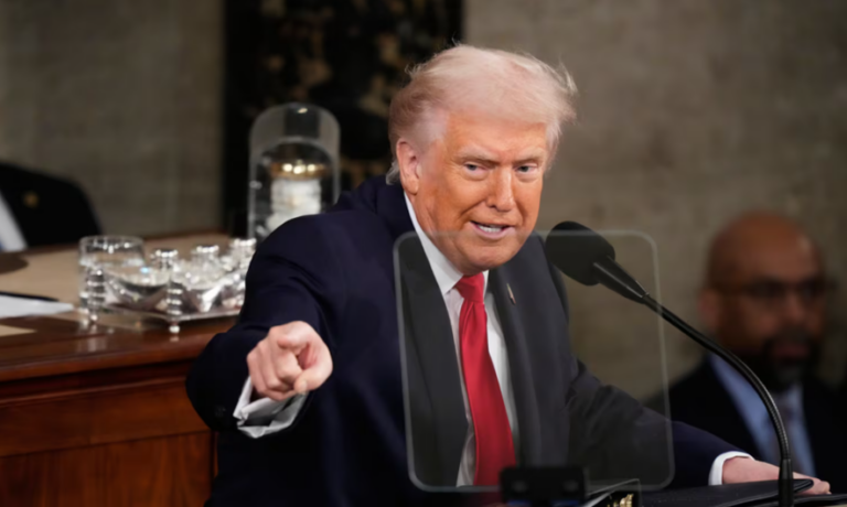 Trump arremete contra el Congreso por limitar sus poderes militares en Irán