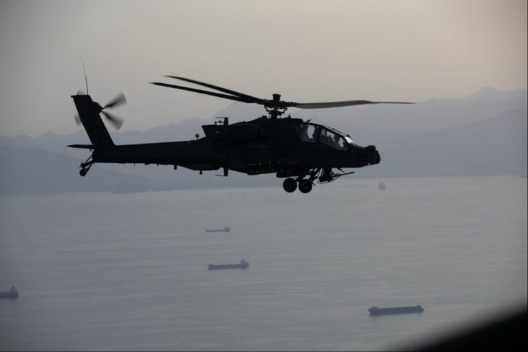 Apache militar se desploma en zona de guerra: Pilotos sobreviven en Ormuz